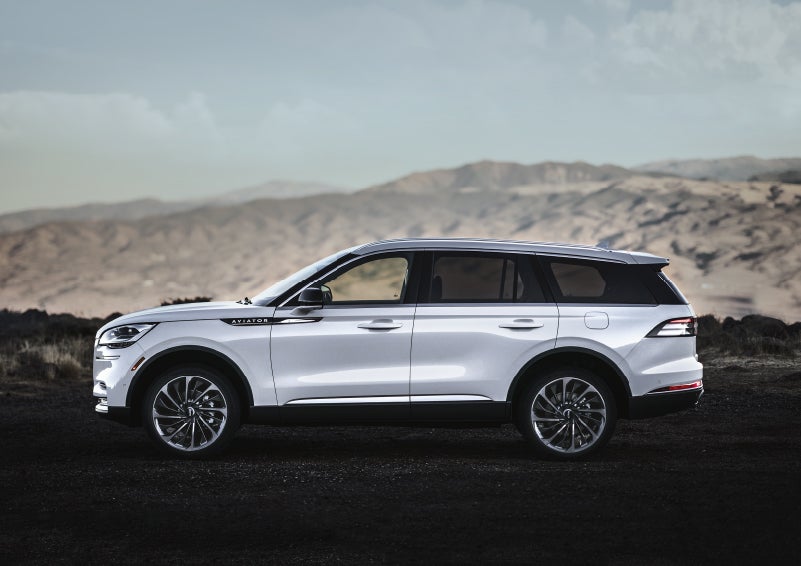 A Lincoln Aviator® SUV is parked on a scenic mountain overlook | Doral Lincoln in Doral FL