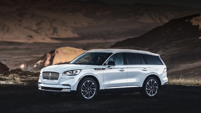 A 2024 Lincoln Aviator® SUV is parked at a mountain overlook | Doral Lincoln in Doral FL