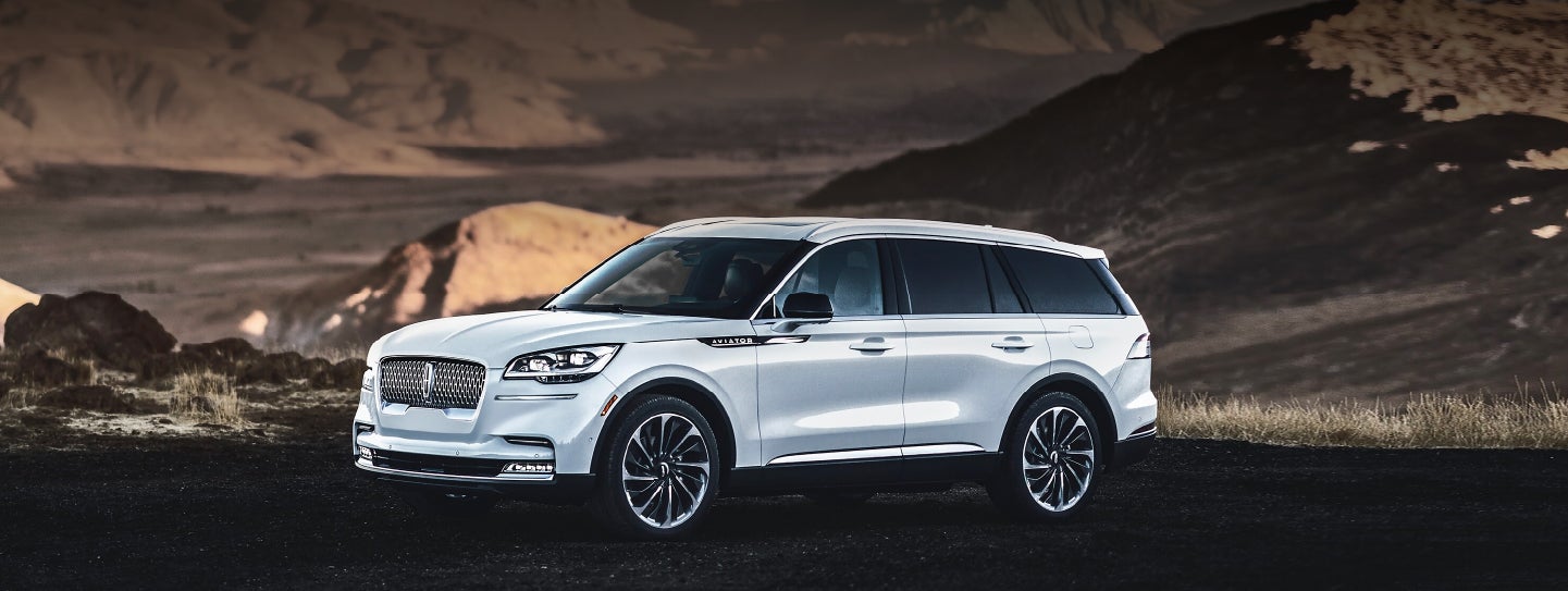 A 2024 Lincoln Aviator® SUV is parked at a mountain overlook | Doral Lincoln in Doral FL