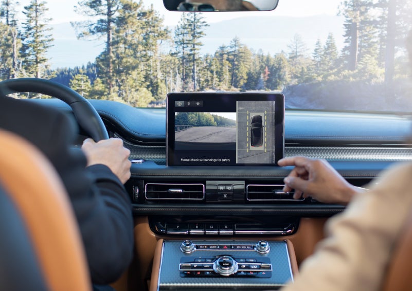 The available 360-Degree Camera shows a bird's-eye view of a Lincoln Aviator® SUV | Doral Lincoln in Doral FL
