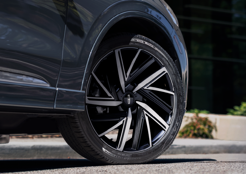 The rim of the 2025 Lincoln Aviator® SUV is shown slightly angled out. | Doral Lincoln in Doral FL