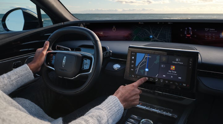 The driver of a 2025 Lincoln Nautilus® SUV interacts with the new Lincoln Digital Experience. | Doral Lincoln in Doral FL