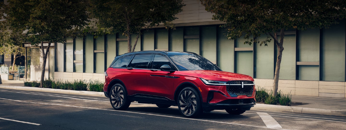 A 2025 Lincoln Nautilus® SUV with an available hybrid powertrain is parked in an urban setting. | Doral Lincoln in Doral FL