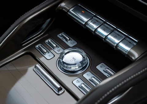 A crystal-inspired volume knob is shown in the center floor console of a 2025 Lincoln Nautilus® SUV. | Doral Lincoln in Doral FL